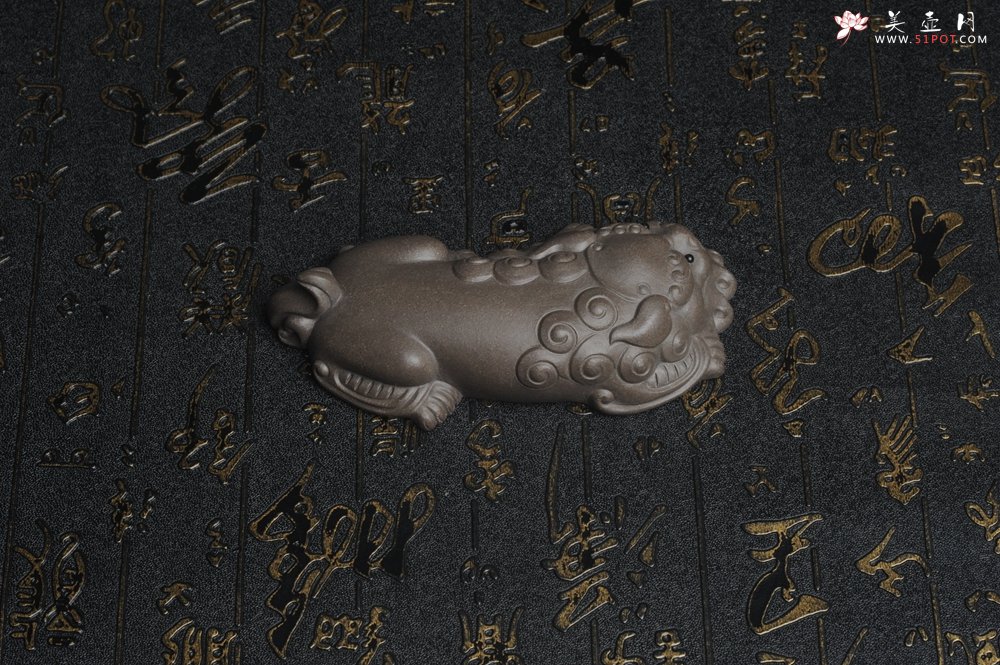 紫砂壶图片：美宠特惠 超精工老青灰泥镇纸狮子茶宠摆件 茶盘尤物长11.5cm高2.5cm - 美壶网