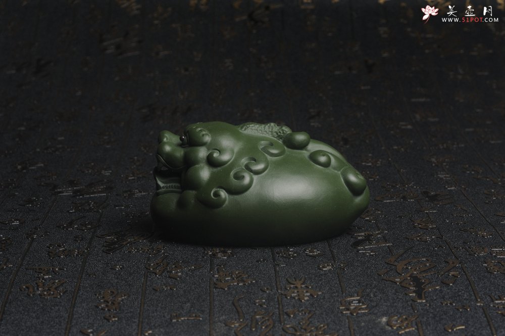 紫砂壶图片：美宠特惠 精工绿泥泥招财兽茶宠摆件 长10cm宽7cm高5cm - 美壶网