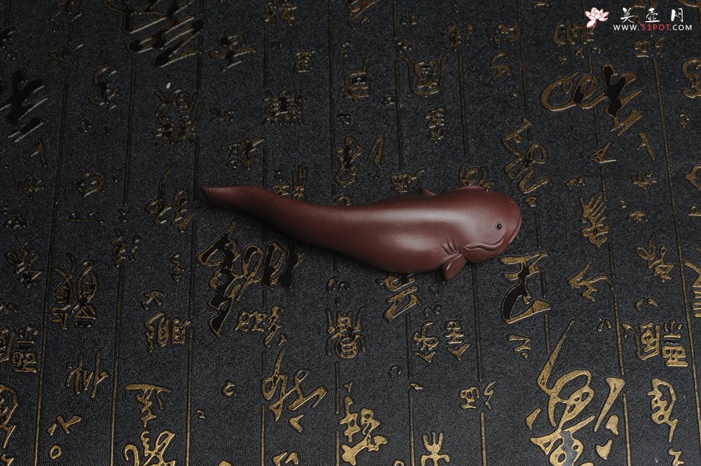 紫砂壶图片：美宠特惠 年年有余鱼 神态细腻 做工灰常精致 手工茶宠摆件长：12.5cm左右，最宽度为：3.7cm - 美壶网