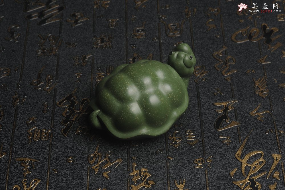 紫砂壶图片：美宠特惠 精致做工绿泥乌龟茶宠摆件 神态细腻 茶盘尤物 长9cm宽6cm高4.5cm - 美壶网