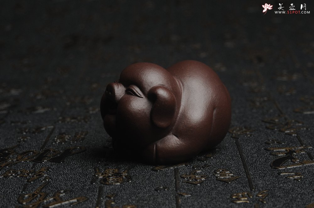 紫砂壶图片：美宠特惠 精工好料福气猪茶宠摆件 灰常可爱 长6.3cm高3.5cm - 美壶网