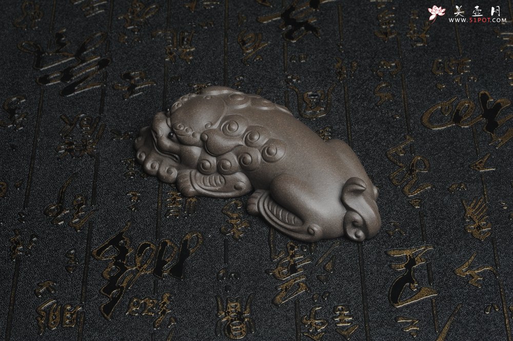 紫砂壶图片：美宠特惠 超精工老青灰泥镇纸狮子茶宠摆件 茶盘尤物长11.5cm高2.5cm - 美壶网