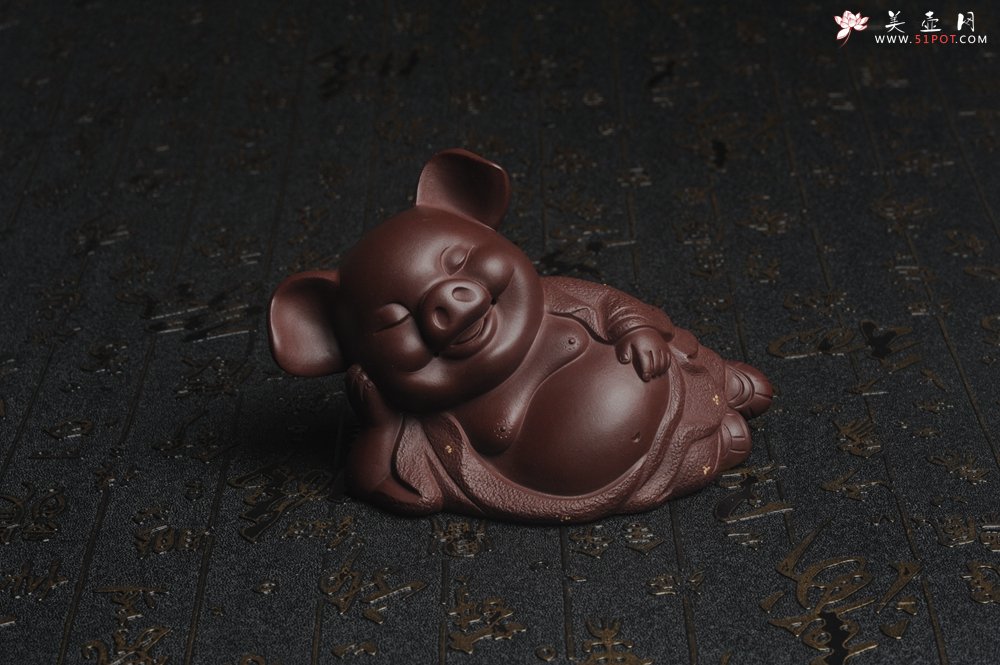 紫砂壶图片：美宠特惠 精工高枕无忧猪茶宠摆件 神态传神 茶盘尤物 长12cm高8cm - 美壶网