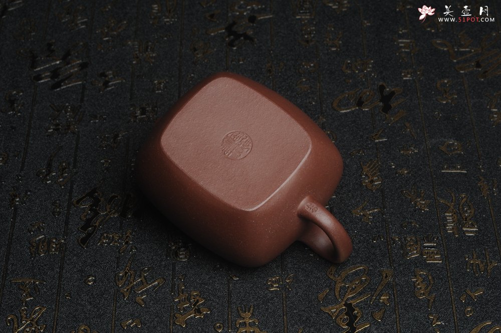 紫砂壶图片：美壶年底特惠 精工好料底曹青小四方 茶人醉爱 高档锦盒包装 - 美壶网