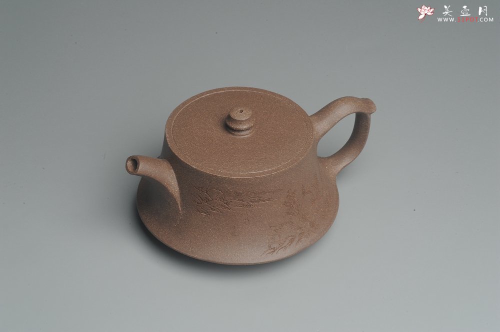 紫砂壶图片：美壶特惠 精工老段泥曼生山水柱础 贺岁佳品 高档包装 - 美壶网