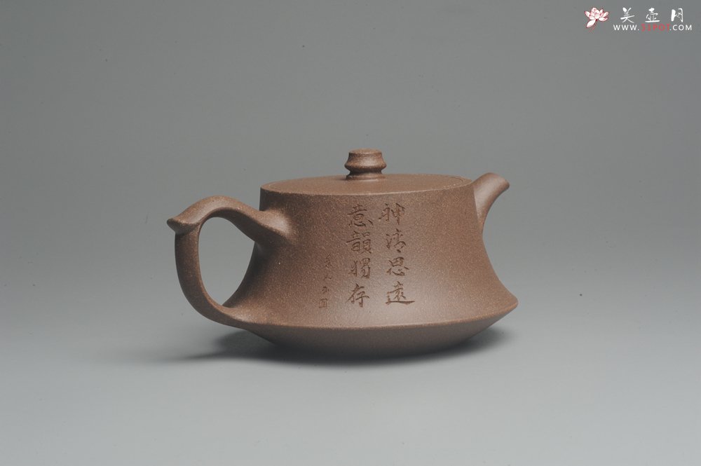 紫砂壶图片：美壶特惠 精工老段泥曼生山水柱础 贺岁佳品 高档包装 - 美壶网