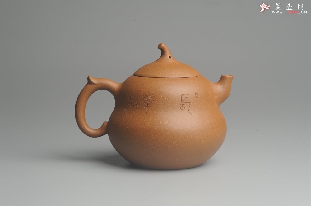 紫砂壶图片：美壶特惠 特好降坡泥精工葫芦壶(福禄) 装饰山水 灰常文气 - 美壶网