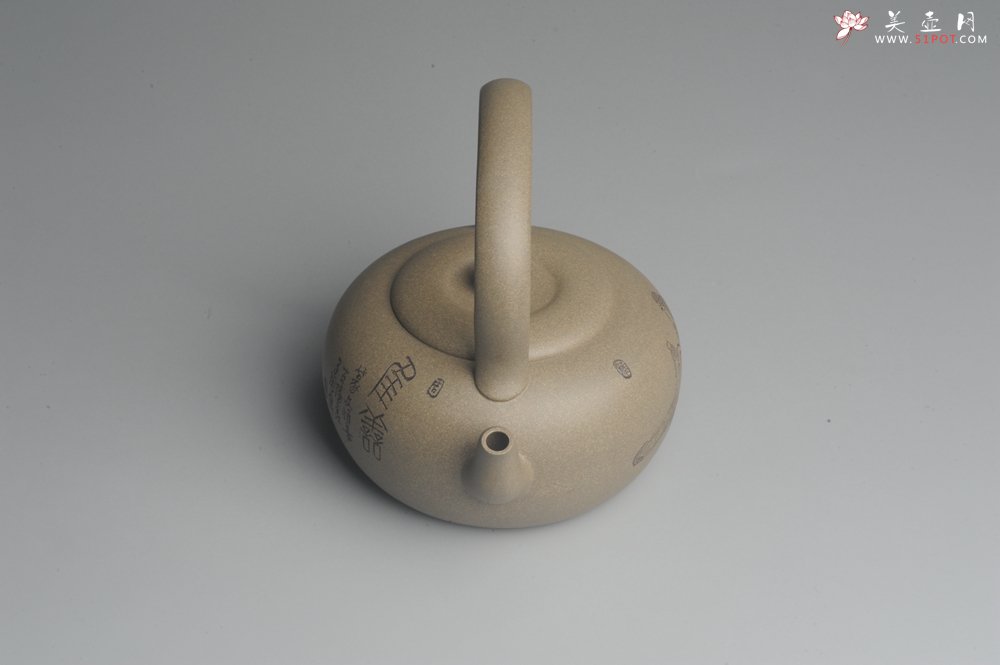 紫砂壶图片：美壶特惠 老青段 助工精工太白提梁 装饰抚琴图 文气雅致 - 美壶网