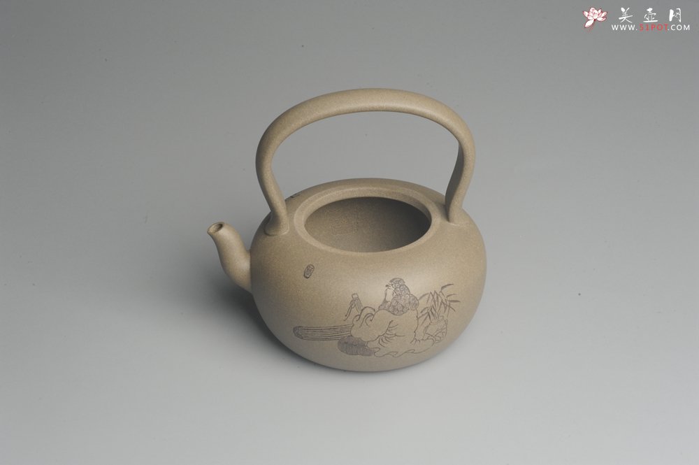 紫砂壶图片：美壶特惠 老青段 助工精工太白提梁 装饰抚琴图 文气雅致 - 美壶网