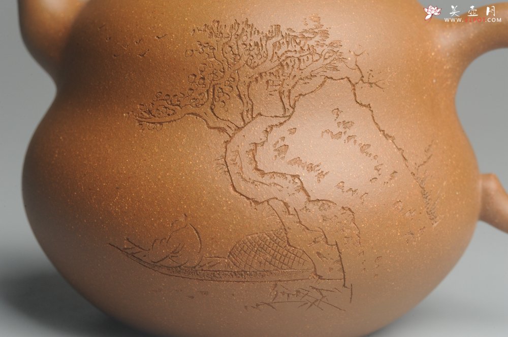 紫砂壶图片：美壶特惠 特好降坡泥精工葫芦壶(福禄) 装饰山水 灰常文气 - 美壶网