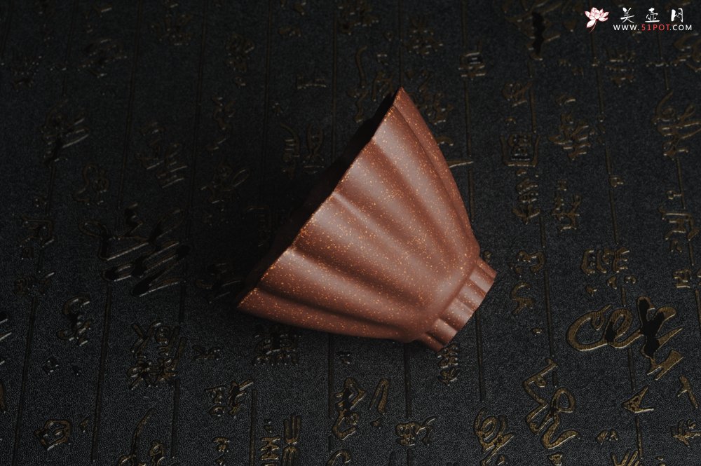 紫砂壶图片：美杯特惠 超精工厚实紫玉金砂菱花杯 主人杯 - 美壶网