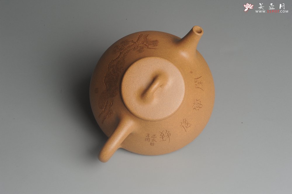 紫砂壶图片：油润老黄段泥(此泥料属于家藏老料！油润无比，识者自知！)全手工子冶石瓢 助工精心装饰松鼠 特文气 - 美壶网