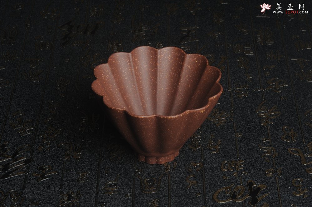 紫砂壶图片：美杯特惠 超精工厚实紫玉金砂菱花杯 主人杯 - 美壶网