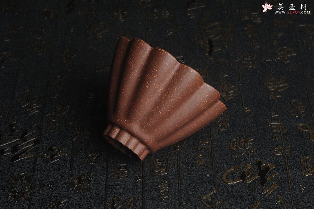 紫砂壶图片：美杯特惠 超精工厚实紫玉金砂菱花杯 主人杯 - 美壶网