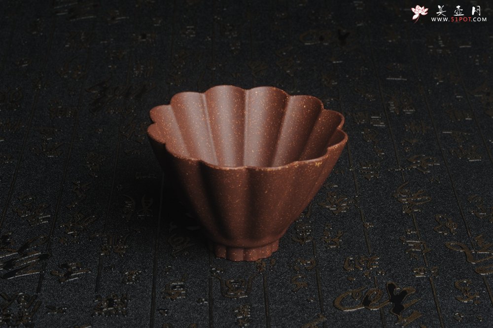 紫砂壶图片：美杯特惠 超精工厚实紫玉金砂菱花杯 主人杯 - 美壶网