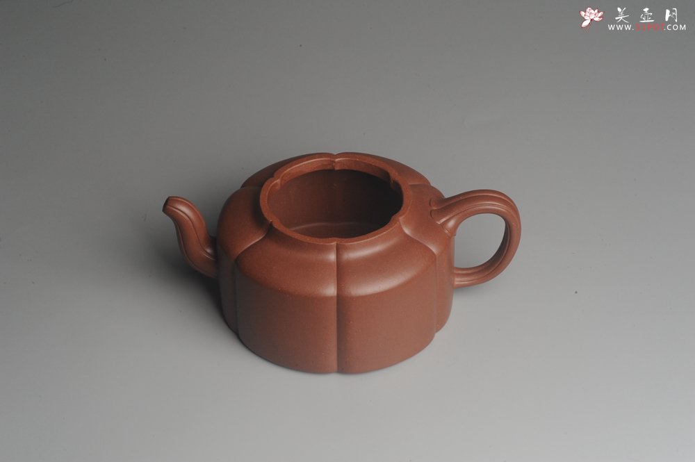 紫砂壶图片：实力派张海艳手工压制成型精工梅花周盘壶 气势磅礴 - 美壶网