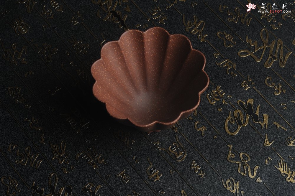 紫砂壶图片：美杯特惠 超精工厚实紫玉金砂菱花杯 主人杯 - 美壶网