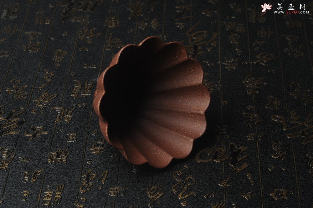 紫砂壶图片：美杯特惠 超精工厚实紫玉金砂菱花杯 主人杯 - 美壶网