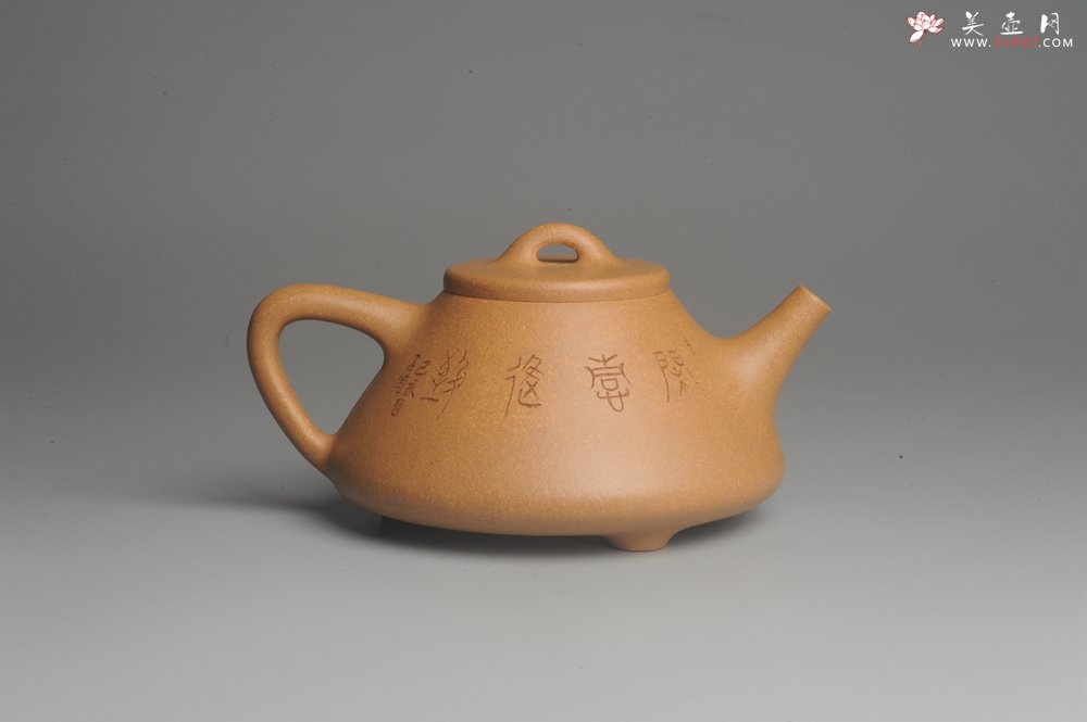 紫砂壶图片：油润老黄段泥(此泥料属于家藏老料！油润无比，识者自知！)全手工子冶石瓢 助工精心装饰松鼠 特文气 - 美壶网