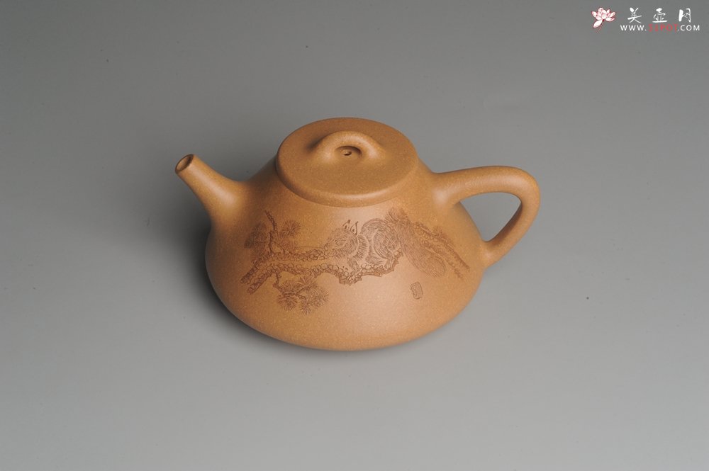 紫砂壶图片：油润老黄段泥(此泥料属于家藏老料！油润无比，识者自知！)全手工子冶石瓢 助工精心装饰松鼠 特文气 - 美壶网