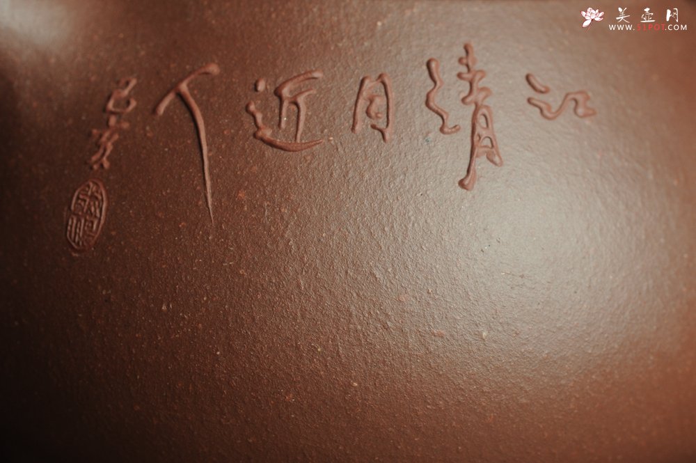 紫砂壶图片：美壶特惠 工料俱佳满瓢（景舟石瓢）泥绘山水 江清月近人 单色泥绘更显功力 - 美壶网