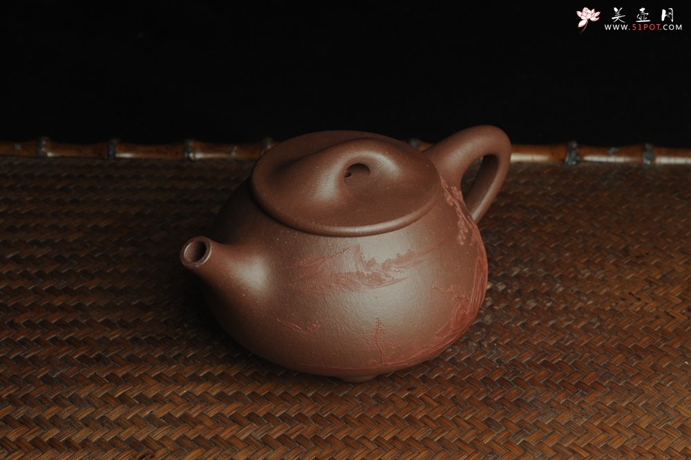 紫砂壶图片：美壶特惠 工料俱佳满瓢（景舟石瓢）泥绘山水 江清月近人 单色泥绘更显功力 - 美壶网
