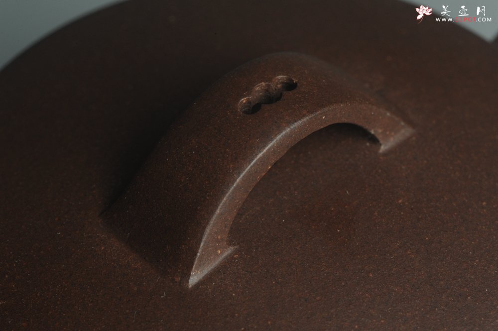 紫砂壶图片：美壶特惠 精致黑星老紫泥汉瓦 茶人醉爱 - 美壶网