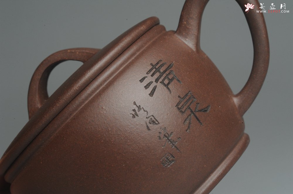 紫砂壶图片：美壶特惠 精致黑星老紫泥汉瓦 清泉 装饰山水 文气 - 美壶网