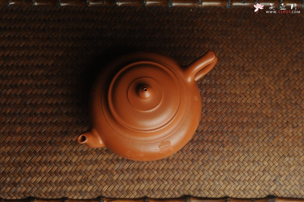 紫砂壶图片：潜力股周小培全手演绎朱泥笑樱壶 中品难度大 方健老师装饰美女图 - 美壶网