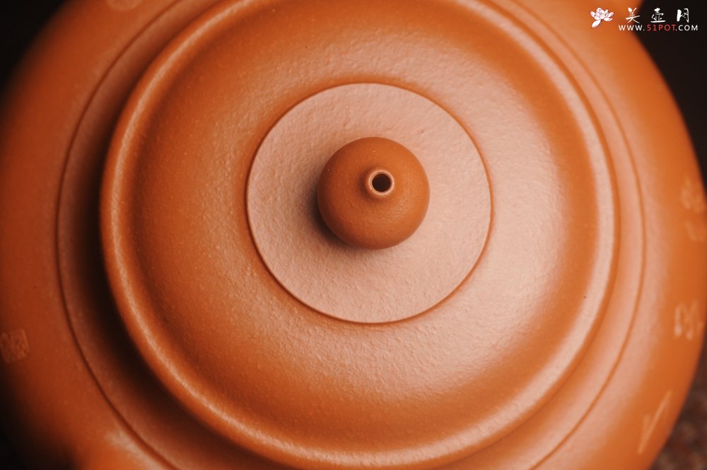 紫砂壶图片：潜力股周小培全手演绎朱泥笑樱壶 中品难度大 方健老师装饰美女图 - 美壶网