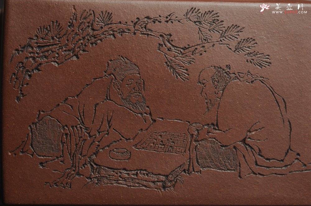 紫砂壶图片：全手工精致亚明四方壶 装饰对弈图 特文气 - 美壶网