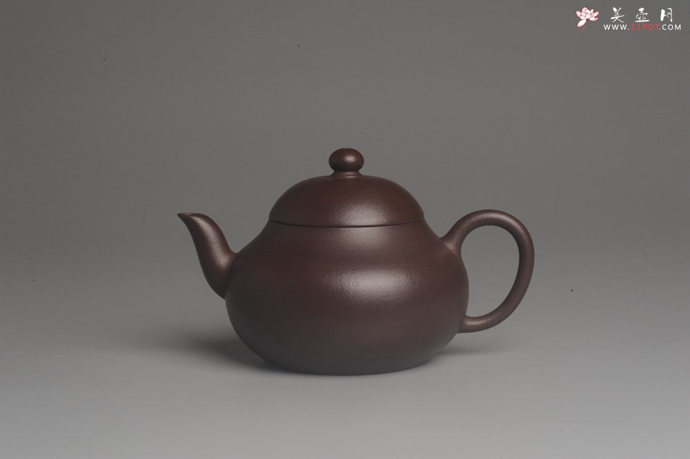 紫砂壶图片：实力派高工龚涛平摹古全手工薄胎老紫泥梨形 泥料特油润 收藏重器 - 美壶网