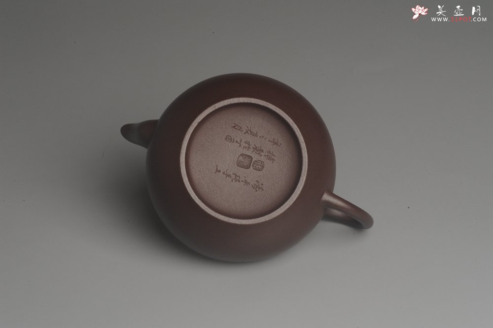 紫砂壶图片：实力派高工龚涛平摹古全手工薄胎老紫泥梨形 泥料特油润 收藏重器 - 美壶网