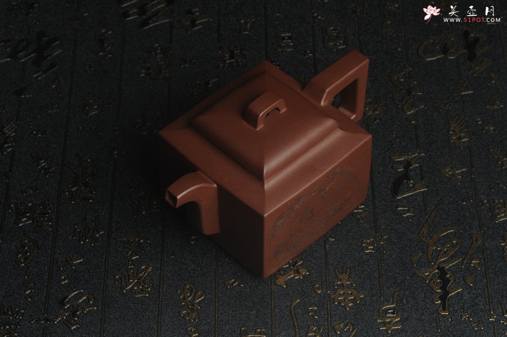 紫砂壶图片：全手工精致亚明四方壶 装饰对弈图 特文气 - 美壶网