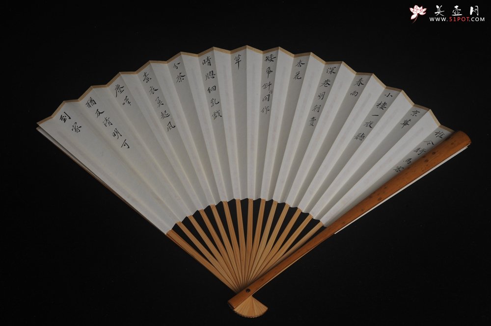 紫砂壶图片：自玩收藏级30年老凤眼扇骨 满天星老凤眼 9.5寸18方挑灯方 排口2.0少见 名家释普通法师书法 - 美壶网