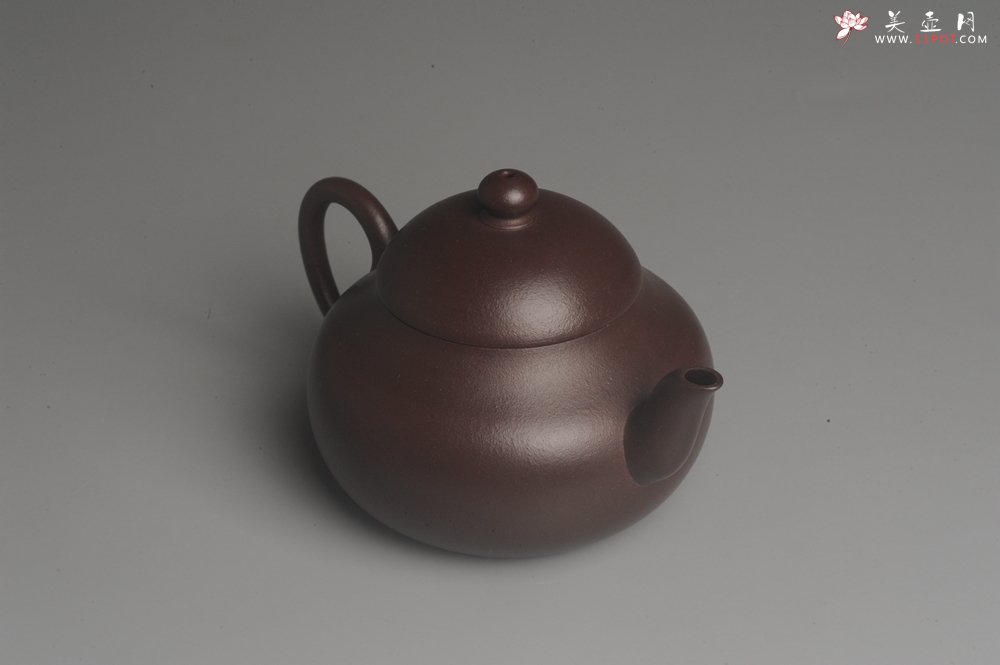 紫砂壶图片：实力派高工龚涛平摹古全手工薄胎老紫泥梨形 泥料特油润 收藏重器 - 美壶网