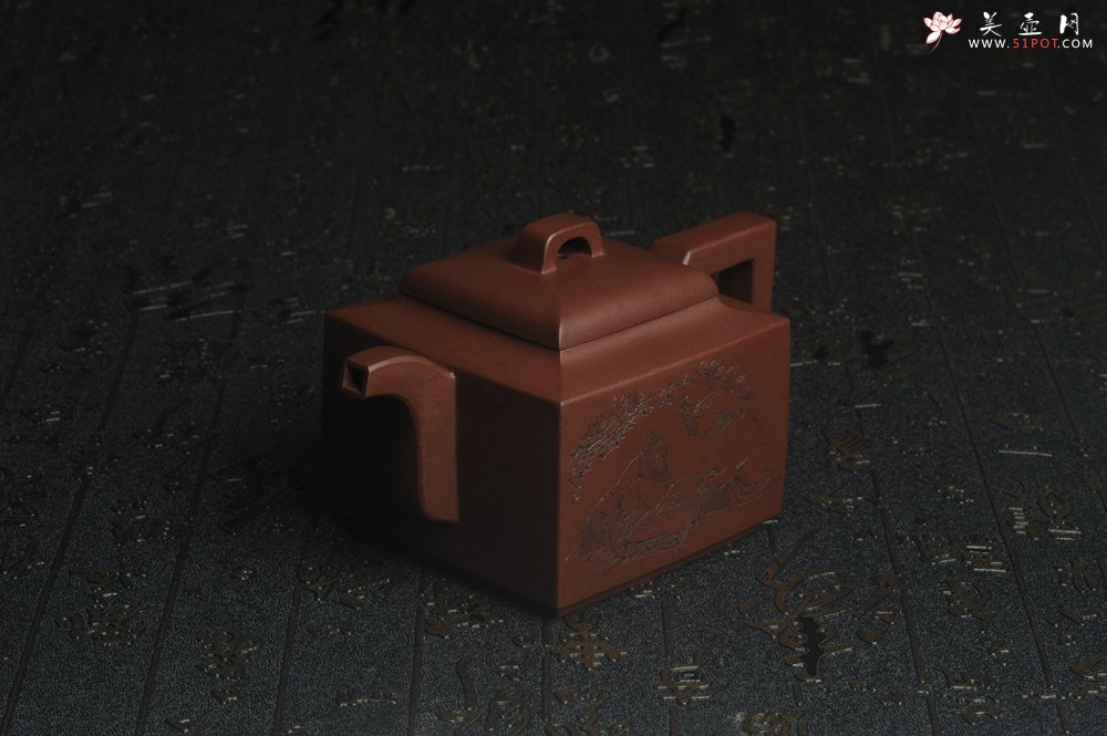 紫砂壶图片：全手工精致亚明四方壶 装饰对弈图 特文气 - 美壶网