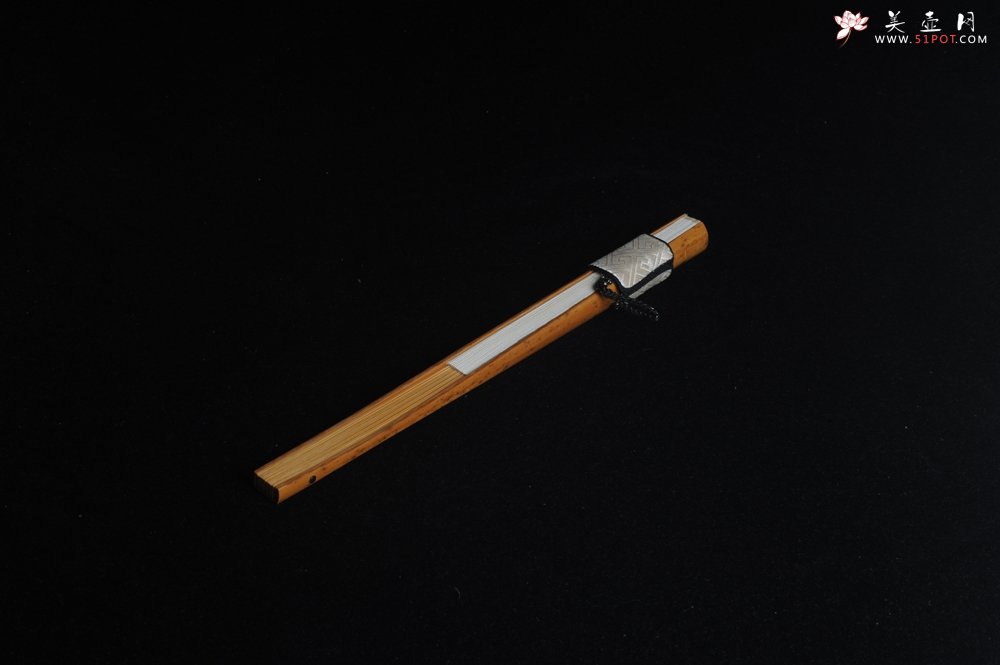 紫砂壶图片：自玩收藏级30年老凤眼扇骨 满天星老凤眼 9.5寸18方挑灯方 排口2.0少见 名家释普通法师书法 - 美壶网