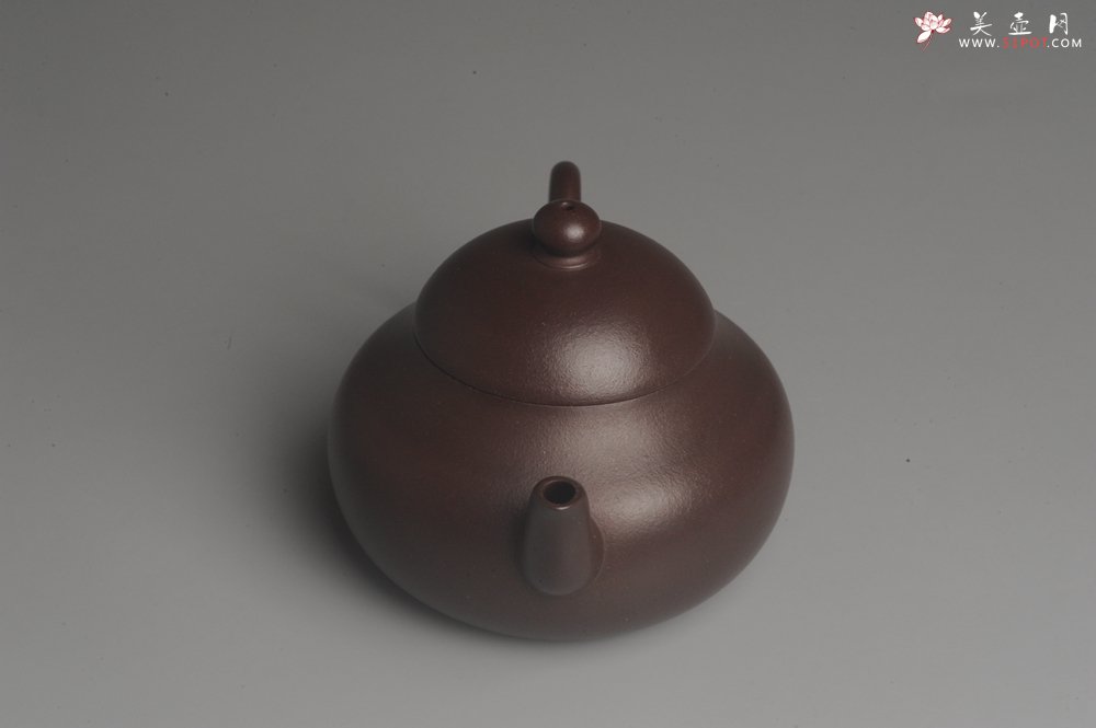 紫砂壶图片：实力派高工龚涛平摹古全手工薄胎老紫泥梨形 泥料特油润 收藏重器 - 美壶网