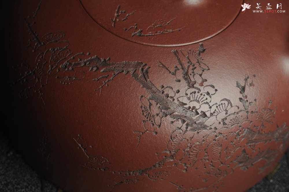 紫砂壶图片：油润底曹青 全手工半月 装饰梅花 特文气 - 美壶网