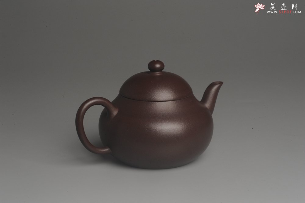 紫砂壶图片：实力派高工龚涛平摹古全手工薄胎老紫泥梨形 泥料特油润 收藏重器 - 美壶网