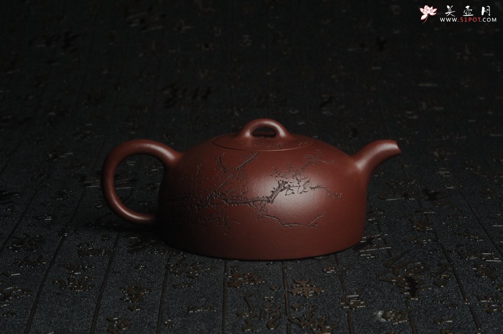 紫砂壶图片：油润底曹青 全手工半月 装饰梅花 特文气 - 美壶网