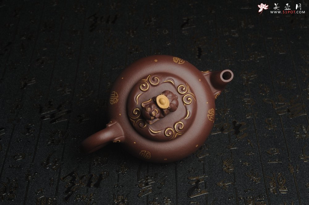 紫砂壶图片：美壶年底特惠 精工好泥福气金猪套壶 一壶二杯 出水如柱 高档包装 送礼佳品 - 美壶网