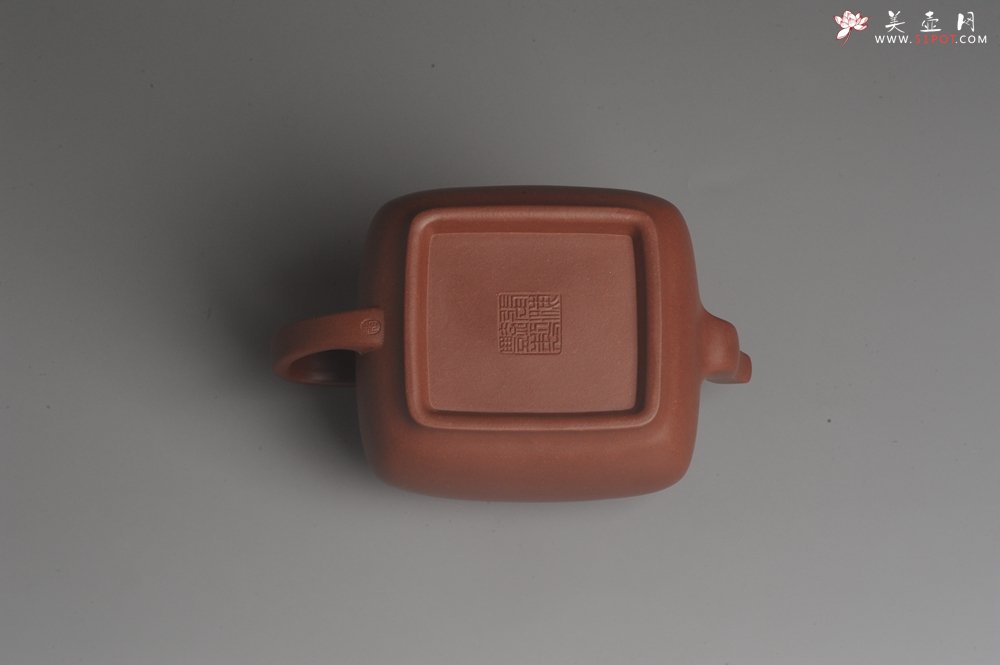 紫砂壶图片：实力派张海艳全手工原创特好底曹青四方纳福壶 线面挺括 大气 做工特好 - 美壶网