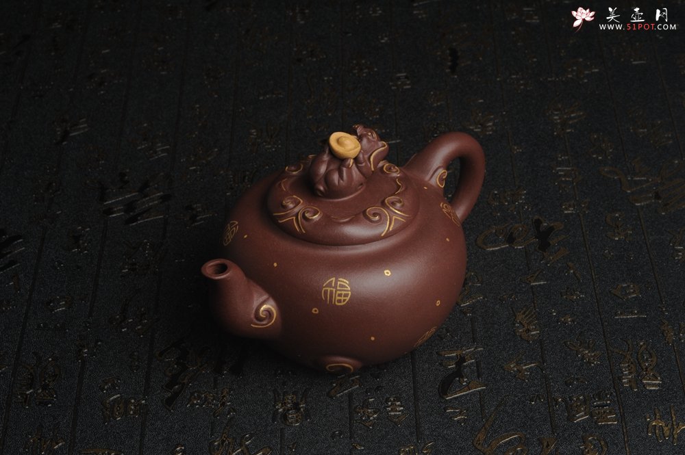 紫砂壶图片：美壶年底特惠 精工好泥福气金猪套壶 一壶二杯 出水如柱 高档包装 送礼佳品 - 美壶网