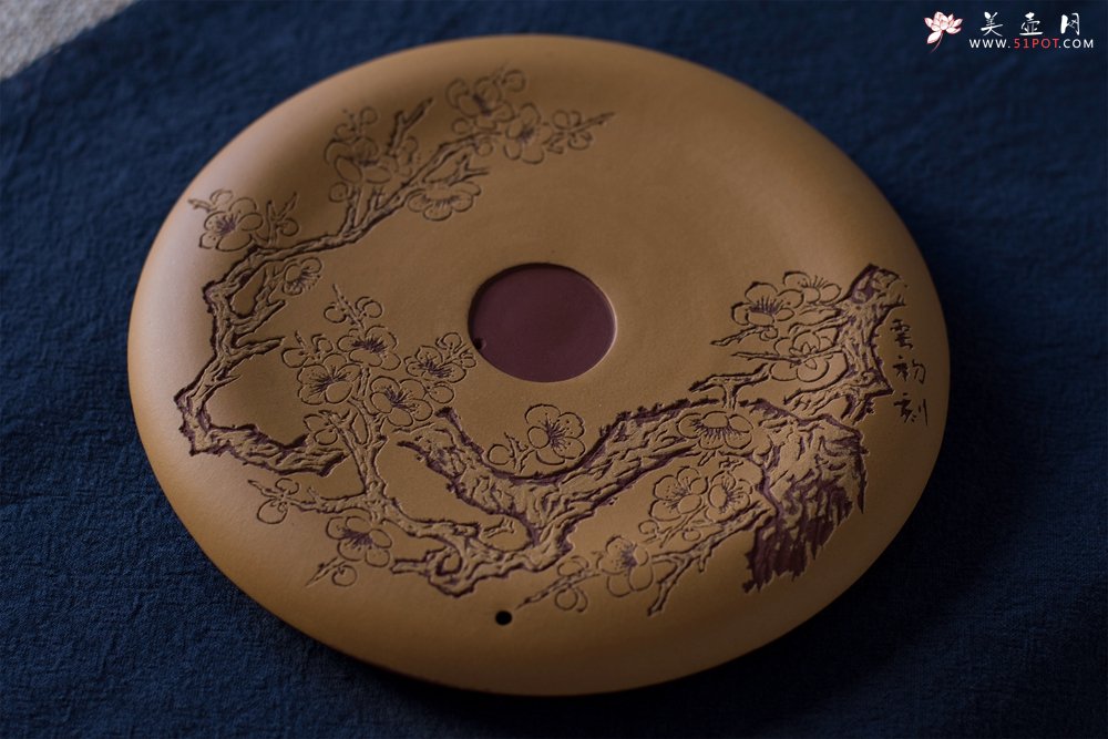 紫砂壶图片：毛国强入室弟子黄云初梅香文盘 干泡台 直径19cm 厚2cm 特文气 - 美壶网