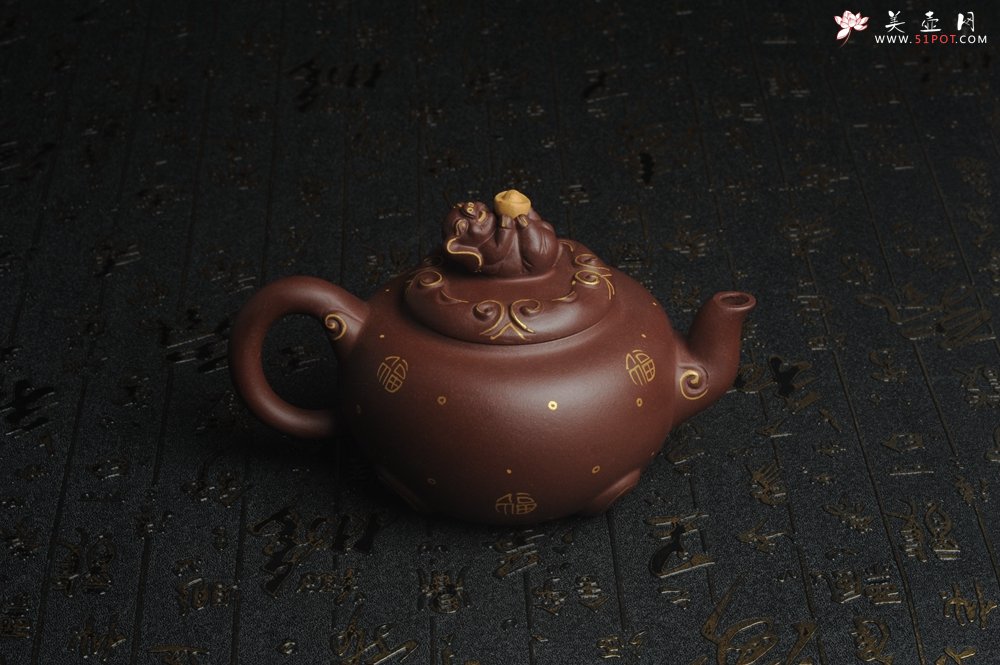 紫砂壶图片：美壶年底特惠 精工好泥福气金猪套壶 一壶二杯 出水如柱 高档包装 送礼佳品 - 美壶网