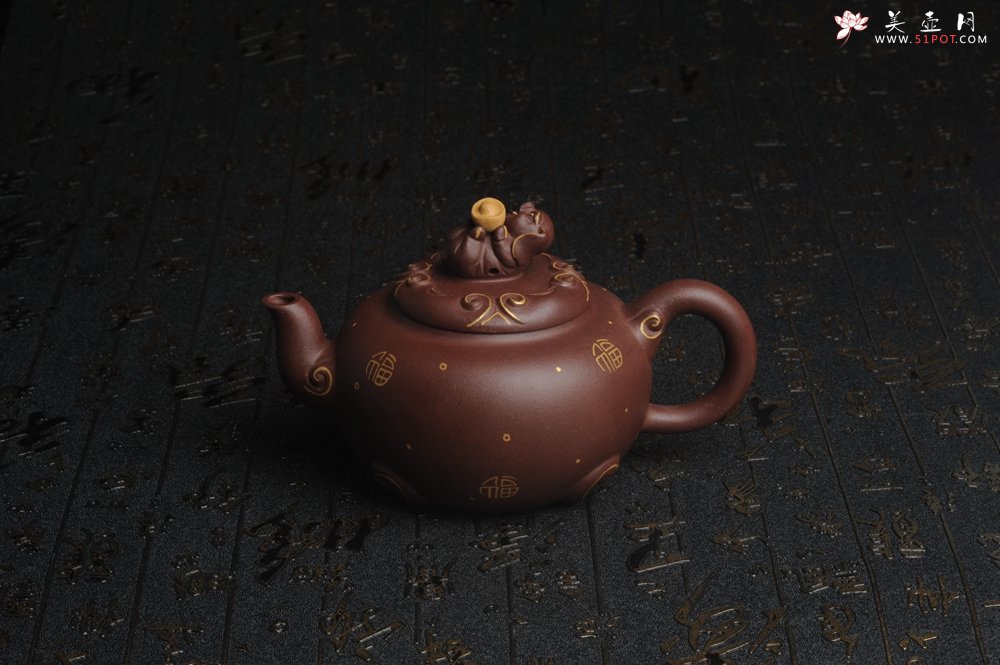 紫砂壶图片：美壶年底特惠 精工好泥福气金猪套壶 一壶二杯 出水如柱 高档包装 送礼佳品 - 美壶网