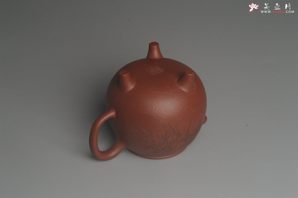 紫砂壶图片：美壶特惠 助工精工降坡泥三足牛盖壶 装饰人物特文气 - 美壶网