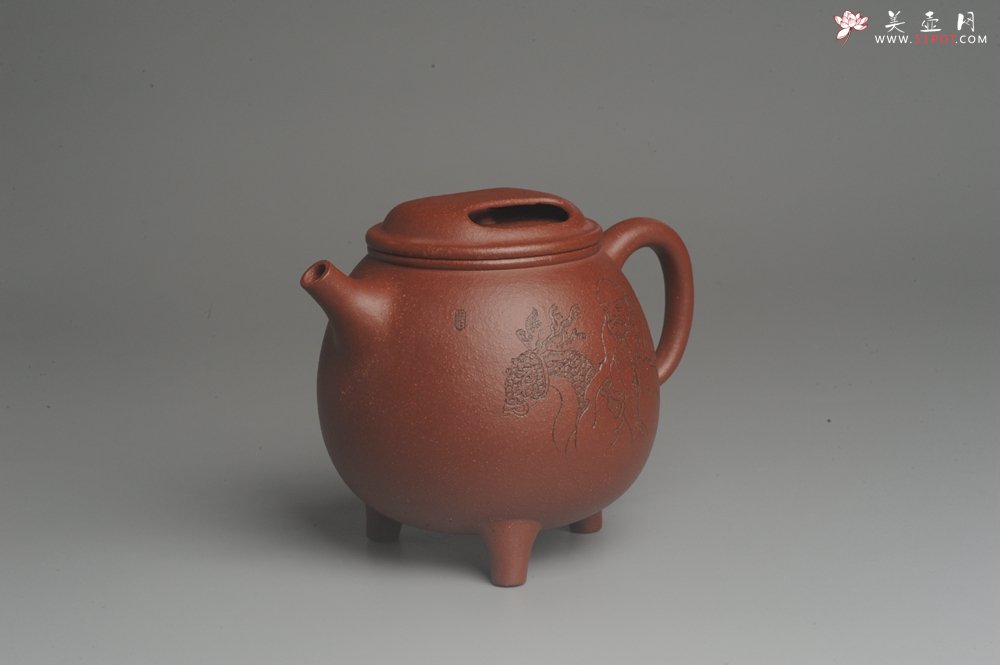 紫砂壶图片：美壶特惠 助工精工降坡泥三足牛盖壶 装饰人物特文气 - 美壶网
